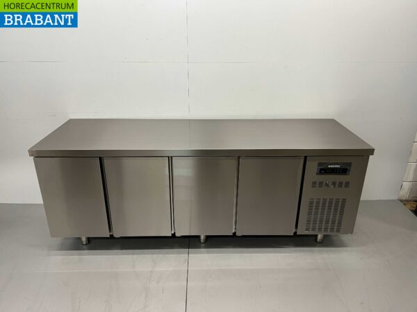 Établi réfrigéré Coreco Premium en acier inoxydable 4 portes 1/1 gastronorm 224,5 cm Restauration