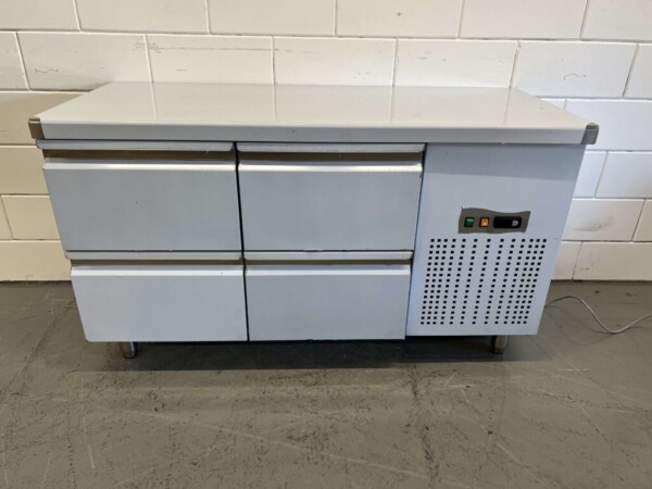 Mercatus en acier inoxydable Établi réfrigéré 4 tiroirs 147 cm 230V Horeca