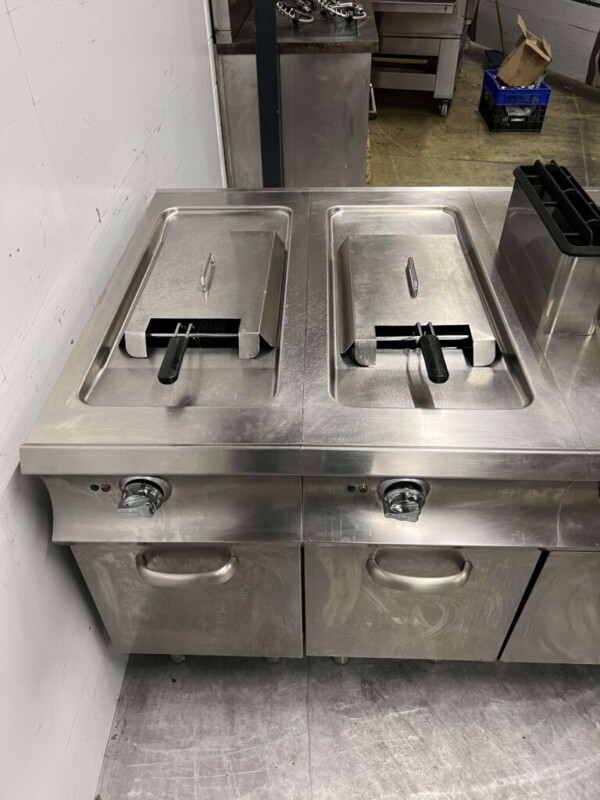 Acier inoxydable MBM Îlot de cuisine Cuisinière à 2 feux, plaque de cuisson et double friteuse 241 cm Horeca – Image 9