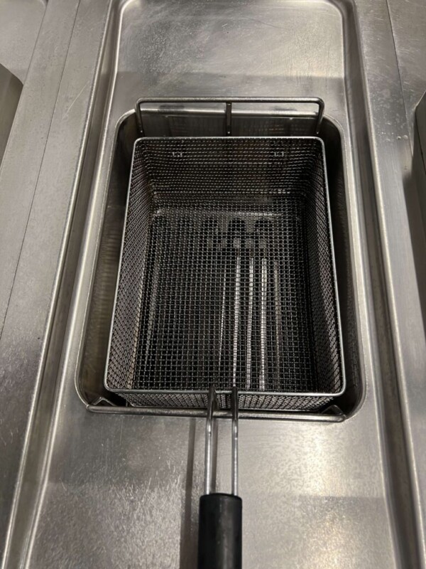 Acier inoxydable MBM Îlot de cuisine Cuisinière à 2 feux, plaque de cuisson et double friteuse 241 cm Horeca – Image 10