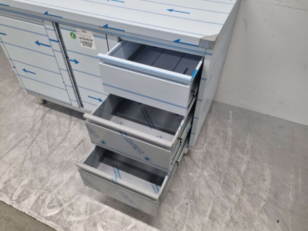 Armoire de travail en acier inoxydable Table de travail, porte à charnières, 3 tiroirs et poubelle 140 cm Horeca – Image 4