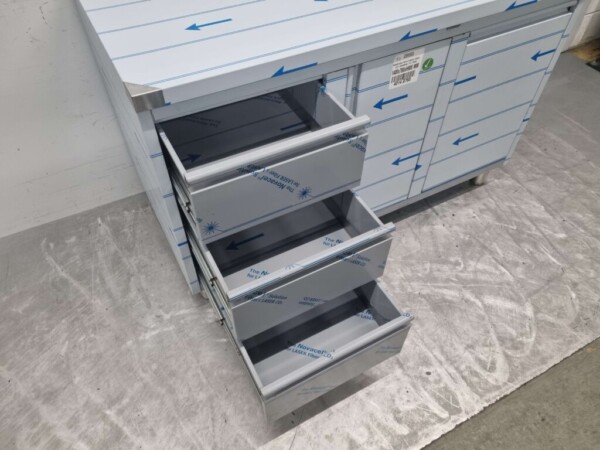 Armoire de travail en acier inoxydable Table de travail, porte à charnières, 3 tiroirs et poubelle 140 cm Horeca – Image 6