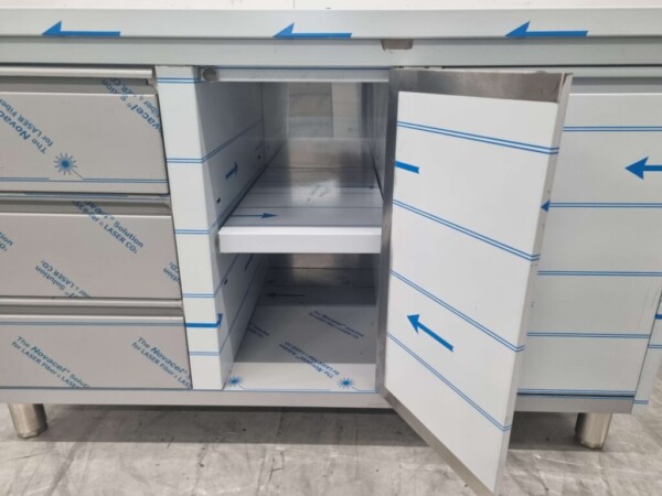 Armoire de travail en acier inoxydable Table de travail, porte à charnières, 3 tiroirs et poubelle 140 cm Horeca – Image 7
