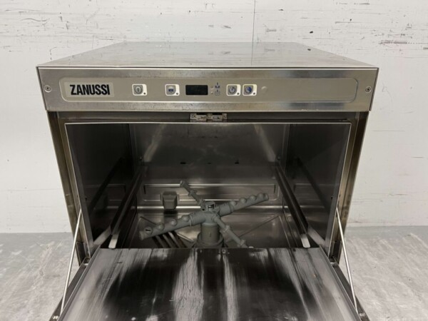 Lave-vaisselle Zanussi NUC3 en acier inoxydable Chargement frontal 400V Horeca – Image 4
