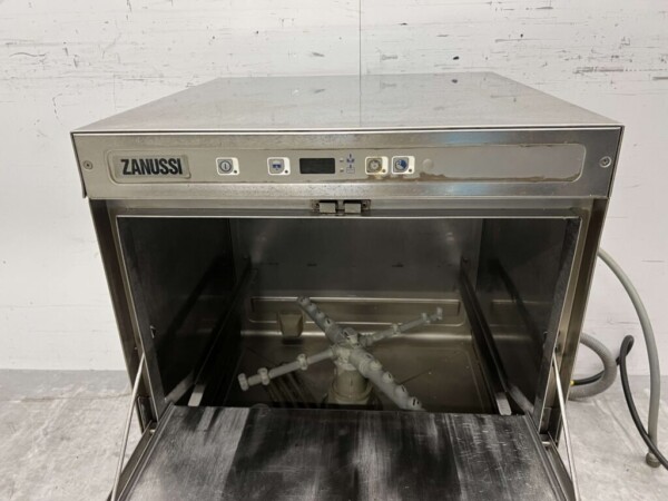 Lave-vaisselle Zanussi NUC3 en acier inoxydable Chargement frontal 400V Horeca – Image 4