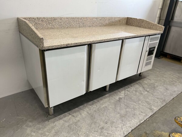 Établi à pizza Saro en acier inoxydable Table à pizza 3 portes 202 cm 230V Horeca – Image 3