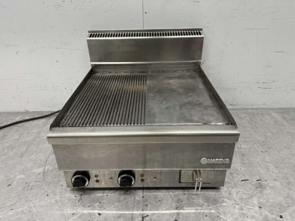 Plaque de cuisson Mareno en acier inoxydable 1/2 Plaque de cuisson cannelée 60 cm 400V Horeca