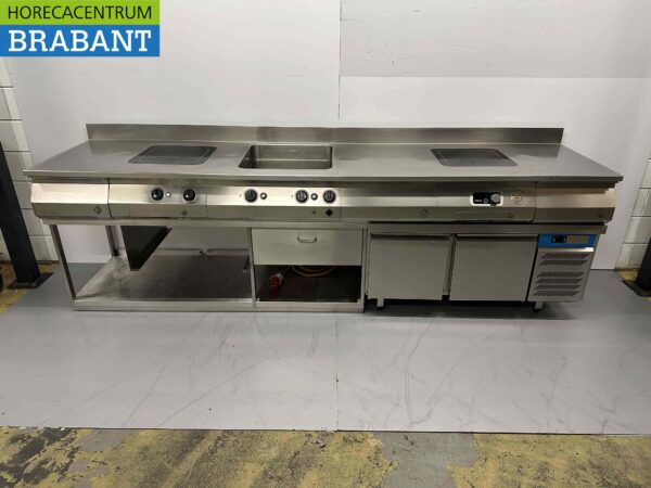 Acier inoxydable MKN Ligne de cuisson Double four électrique Induction et rôtissoire et plan de travail réfrigéré 300 cm 230/400V Horeca