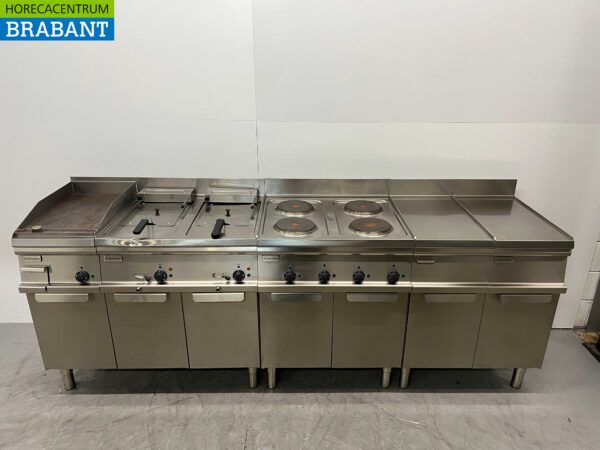 Acier inoxydable Electrolux Baking line Cuisinière 4 feux, double friteuse et plancha 245 cm 400V Horeca