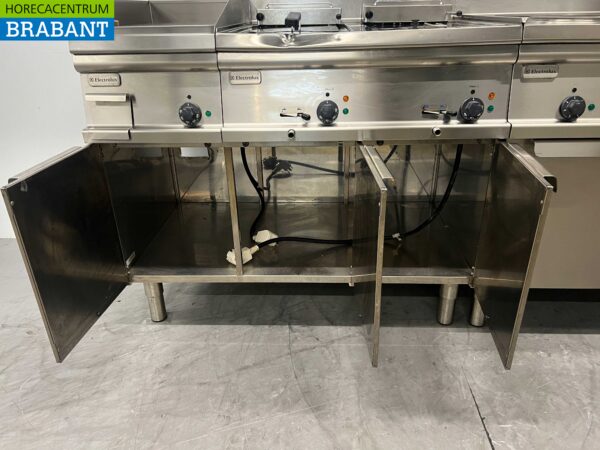 Acier inoxydable Electrolux Baking line Cuisinière 4 feux, double friteuse et plancha 245 cm 400V Horeca – Image 4