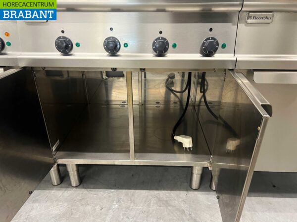 Acier inoxydable Electrolux Baking line Cuisinière 4 feux, double friteuse et plancha 245 cm 400V Horeca – Image 5