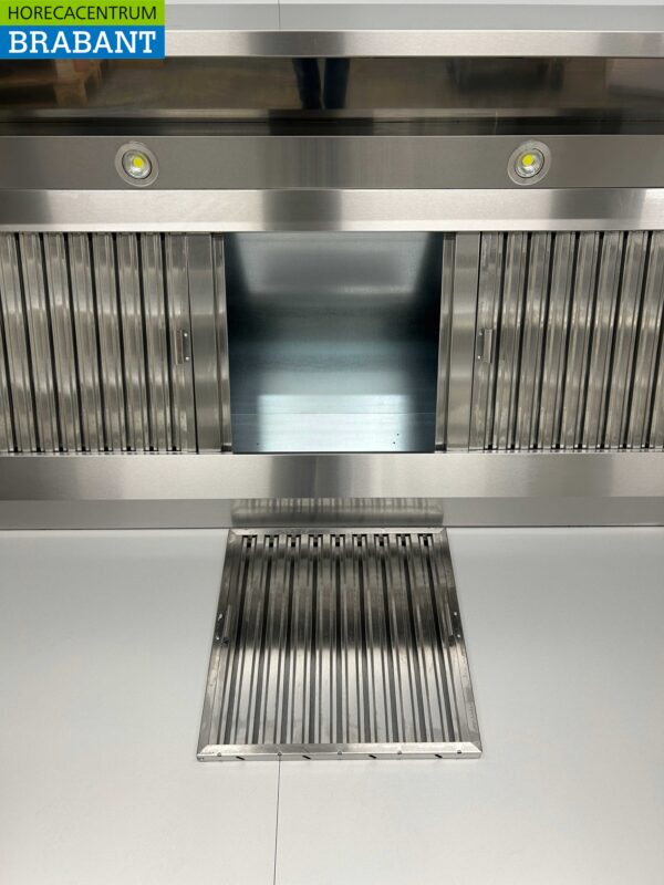 Hotte aspirante en acier inoxydable avec filtres à lamelles Premium-line 300 cm modèle incliné Horeca – Image 4