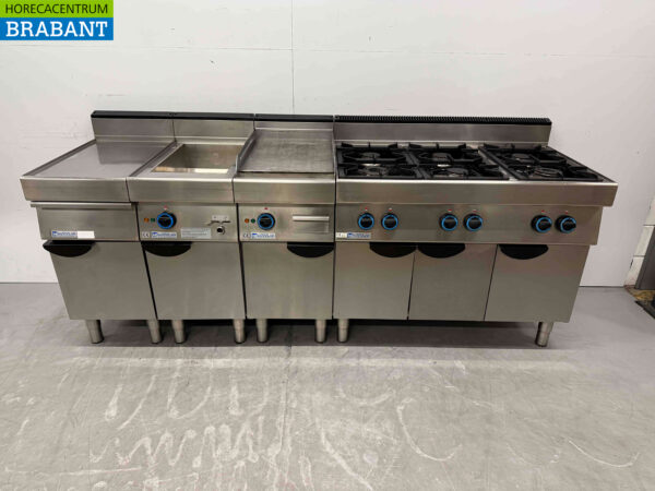 Acier inoxydable Ligne de cuisson modulaire composée d'une unité aveugle, d'un bain-marie, d'une plaque de cuisson et d'une cuisinière à 6 brûleurs 230 cm 230V + 400V + GAZ Horeca