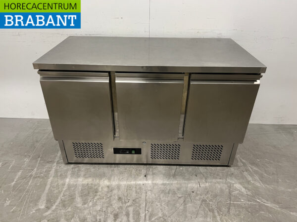 Établi réfrigéré Maxxfrost en acier inoxydable 3 portes 137 cm 230V Horeca