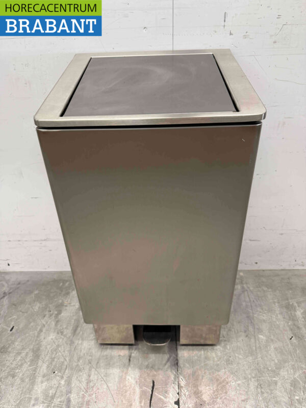 Poubelle Nayati en acier inoxydable avec commande au pied 60 litres Restauration