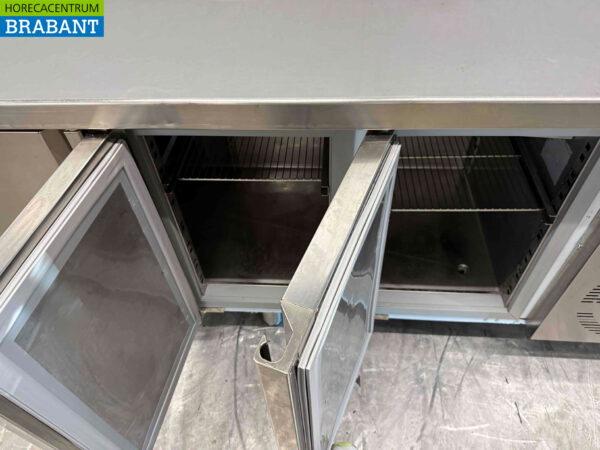 Établi réfrigéré en acier inoxydable 4 portes 224,5 cm 230V Horeca – Image 4