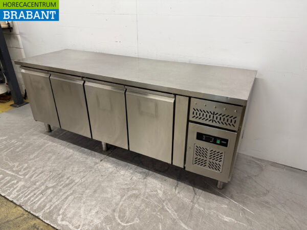 Établi réfrigéré Maxxfrost en acier inoxydable 4 portes 223 cm 230V Horeca – Image 2