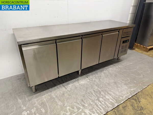 Établi réfrigéré Maxxfrost en acier inoxydable 4 portes 223 cm 230V Horeca – Image 3
