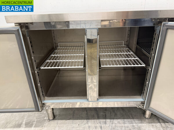 Établi réfrigéré Maxxfrost en acier inoxydable 4 portes 223 cm 230V Horeca – Image 4
