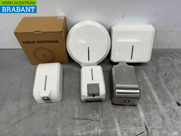 Divers articles sanitaires, 3 distributeurs de savon et 3 distributeurs de papier Restauration