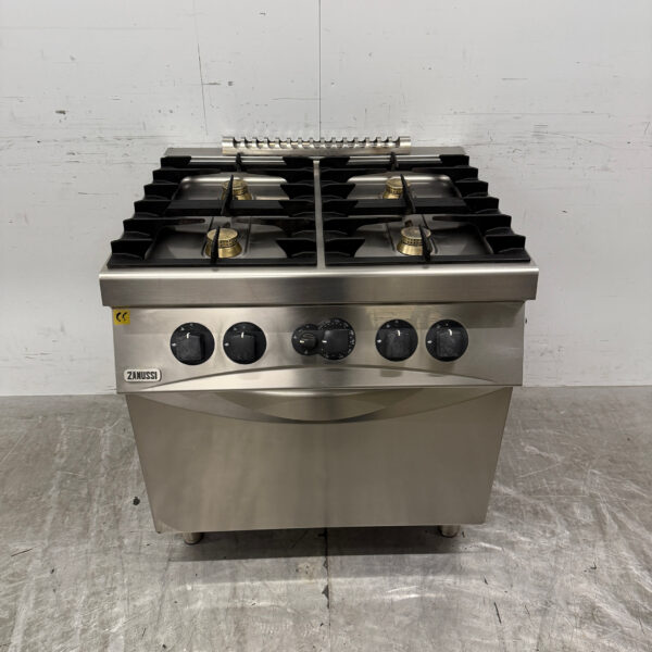 Cuisinière à gaz Zanussi en acier inoxydable à 4 feux avec four 3 x 2/1 GN GAS Horeca