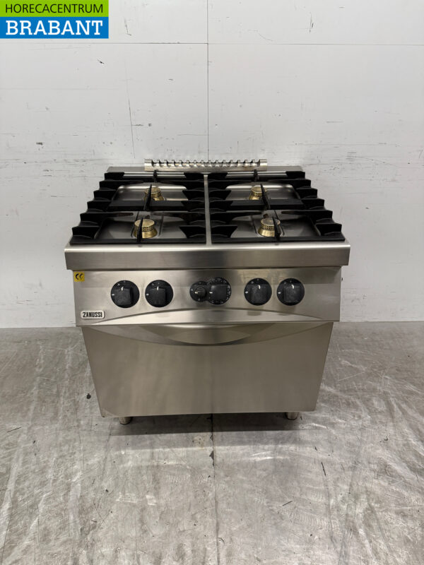 Cuisinière à gaz Zanussi en acier inoxydable à 4 feux avec four 3 x 2/1 GN GAS Horeca