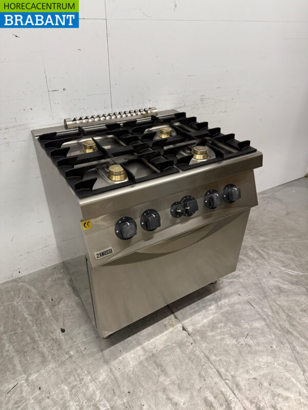 Cuisinière à gaz Zanussi en acier inoxydable à 4 feux avec four 3 x 2/1 GN GAS Horeca – Image 3