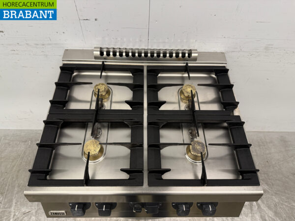 Cuisinière à gaz Zanussi en acier inoxydable à 4 feux avec four 3 x 2/1 GN GAS Horeca – Image 4