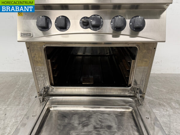 Cuisinière à gaz Zanussi en acier inoxydable à 4 feux avec four 3 x 2/1 GN GAS Horeca – Image 5
