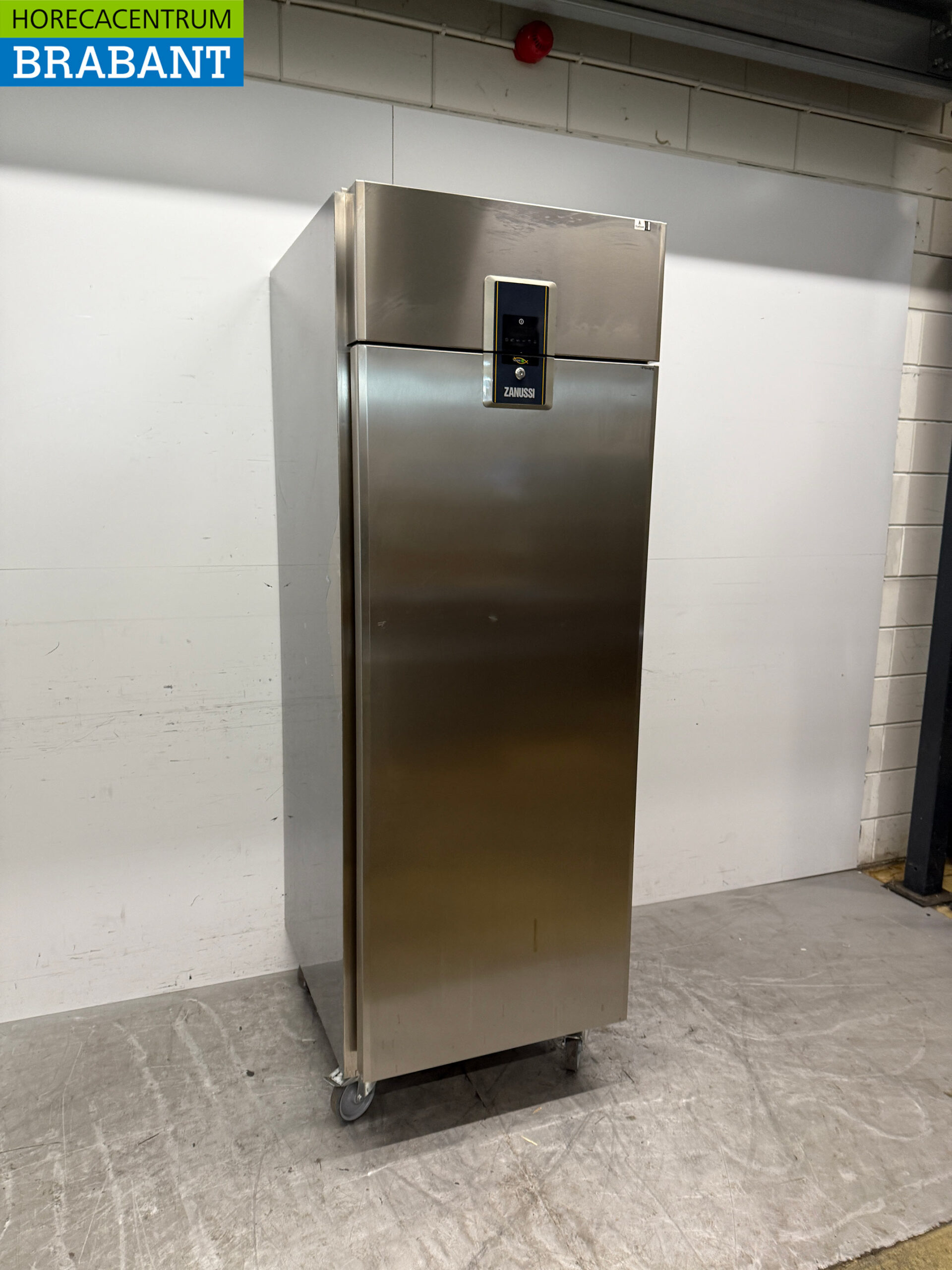 Réfrigérateur Zanussi en acier inoxydable Mobile 670 litres 230V Horeca – Image 3