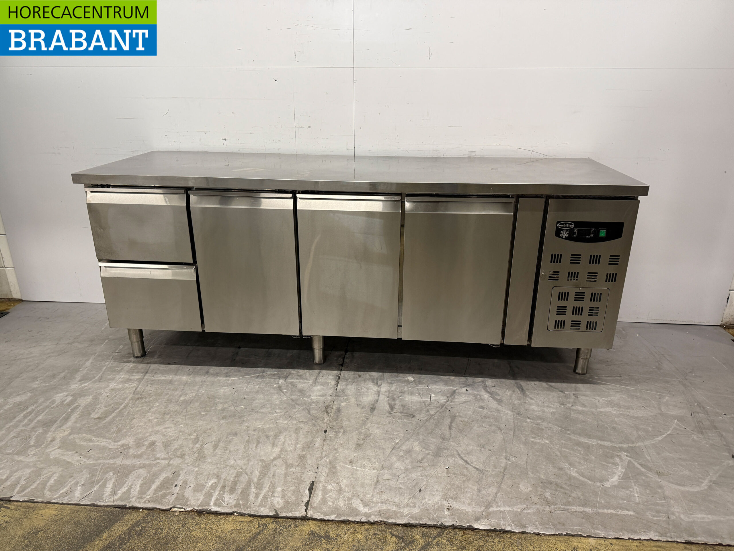 Combisteel en acier inoxydable Établi réfrigéré avec 3 portes et 2 tiroirs 223 cm 230V Horeca