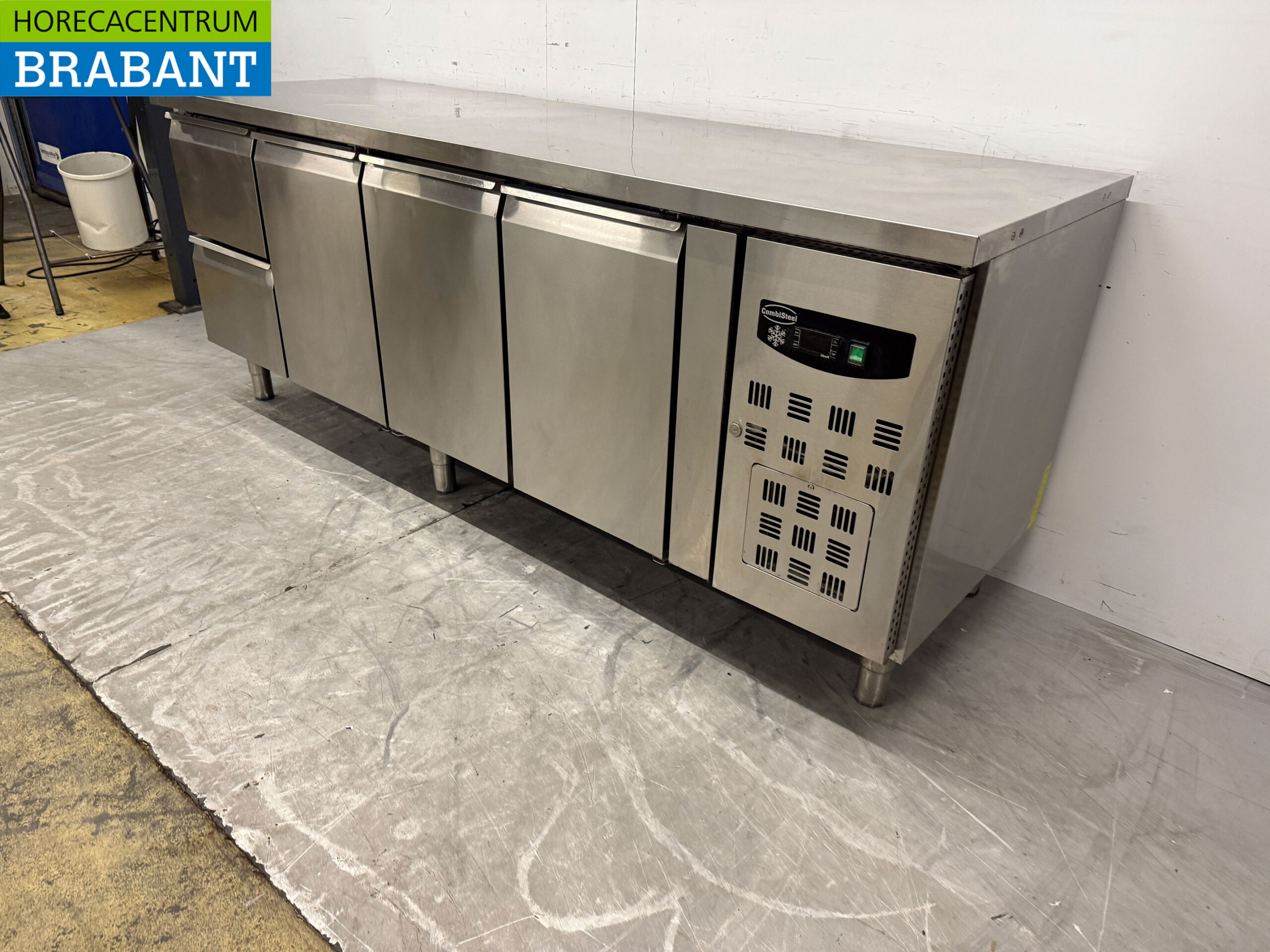 Combisteel en acier inoxydable Établi réfrigéré avec 3 portes et 2 tiroirs 223 cm 230V Horeca – Image 2