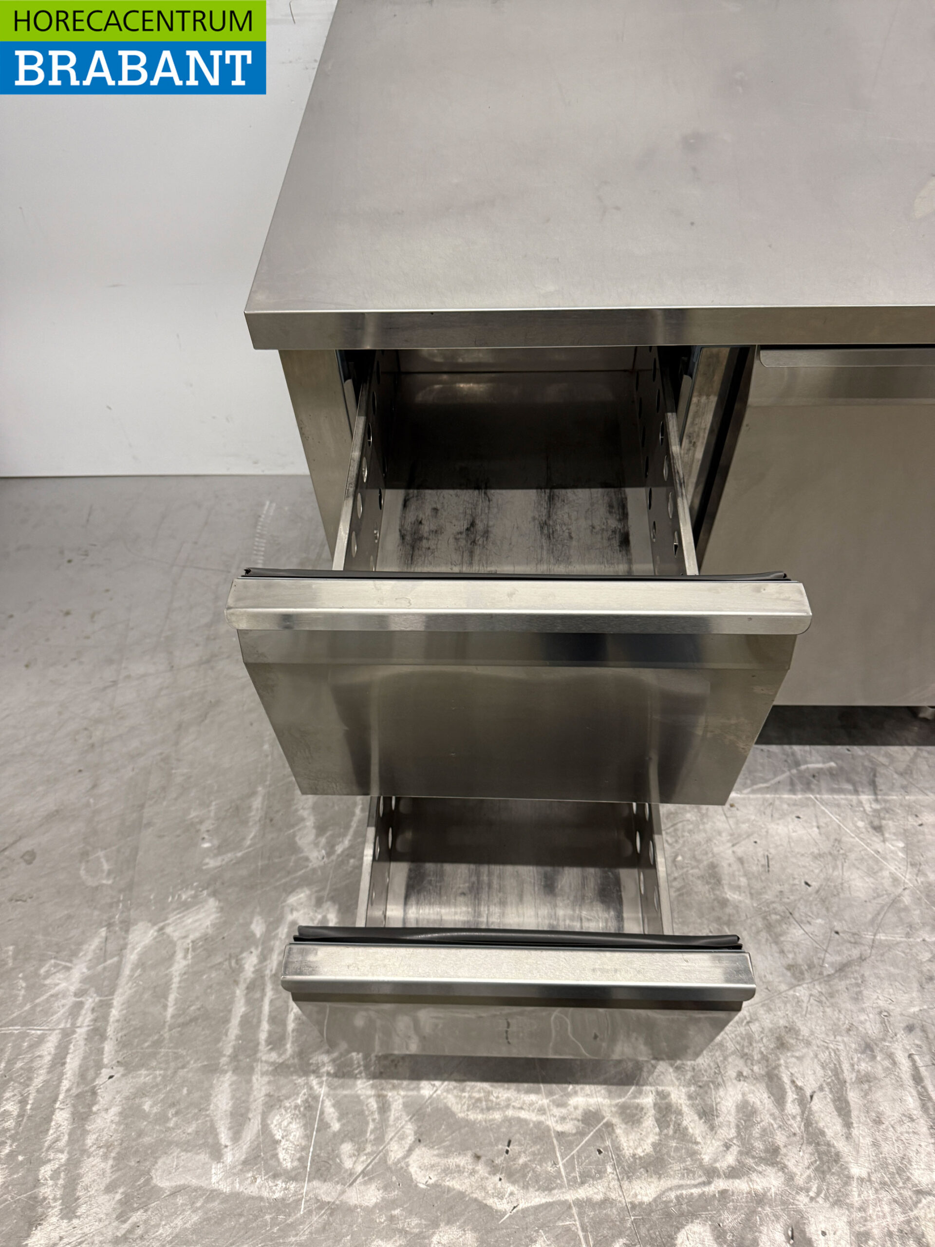 Combisteel en acier inoxydable Établi réfrigéré avec 3 portes et 2 tiroirs 223 cm 230V Horeca – Image 4