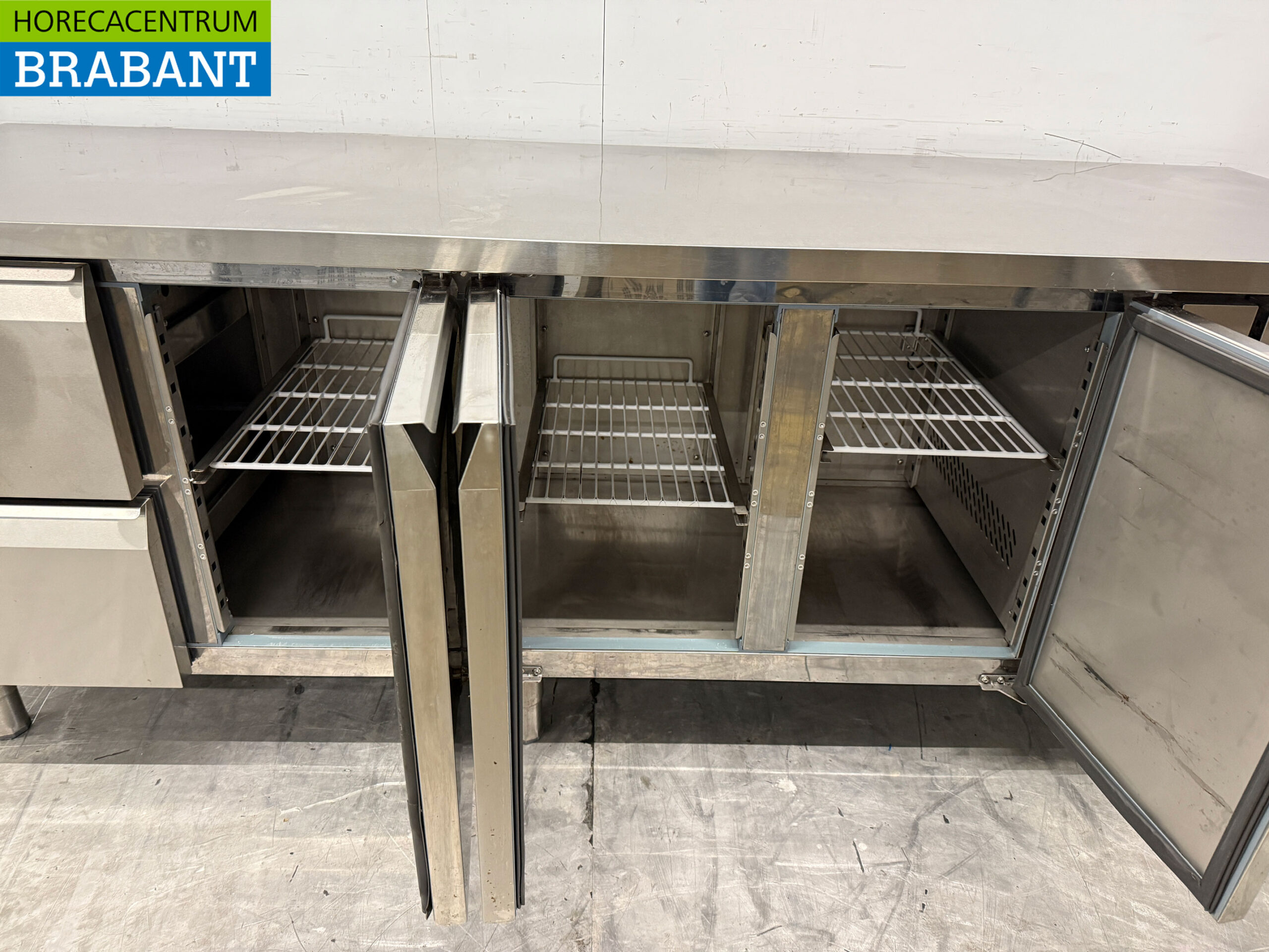 Combisteel en acier inoxydable Établi réfrigéré avec 3 portes et 2 tiroirs 223 cm 230V Horeca – Image 5