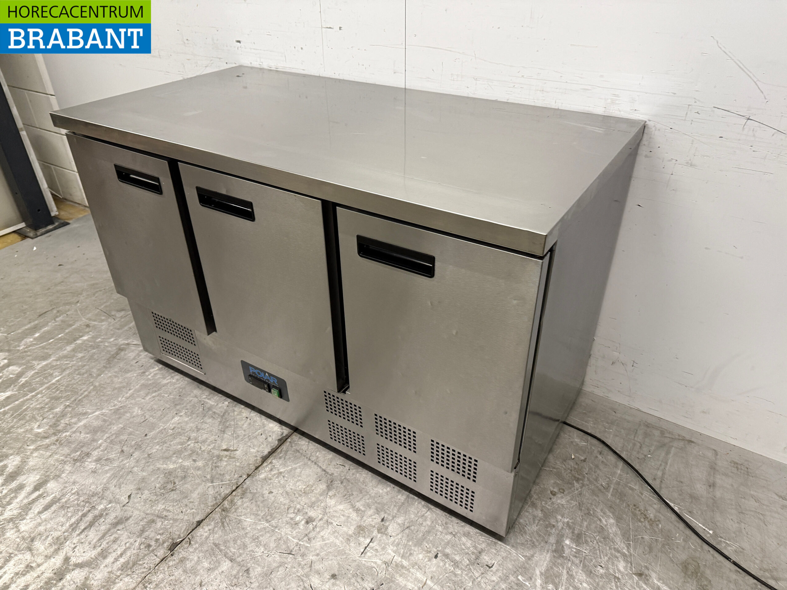 Établi réfrigéré Polar en acier inoxydable 3 portes 137 cm 230V Horeca – Image 2