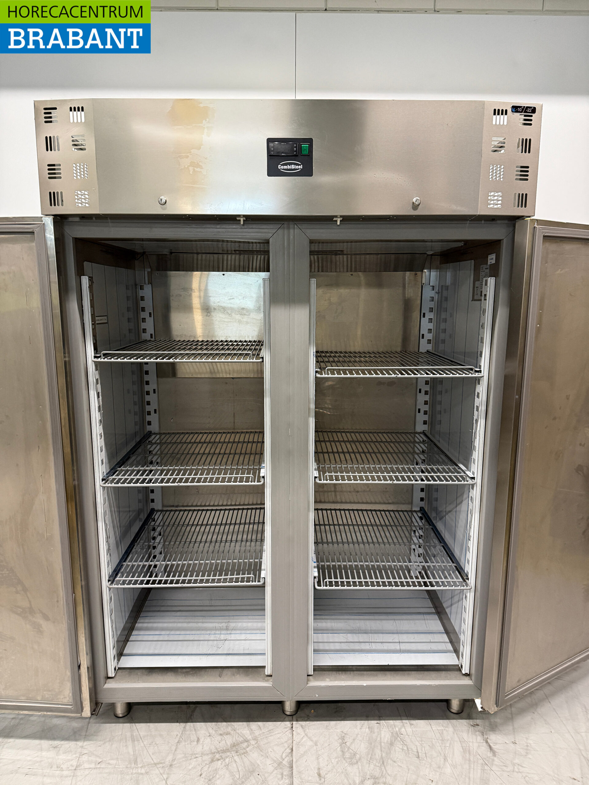 Combisteel en acier inoxydable Congélateur double porte 1400 litres 230V Horeca – Image 4