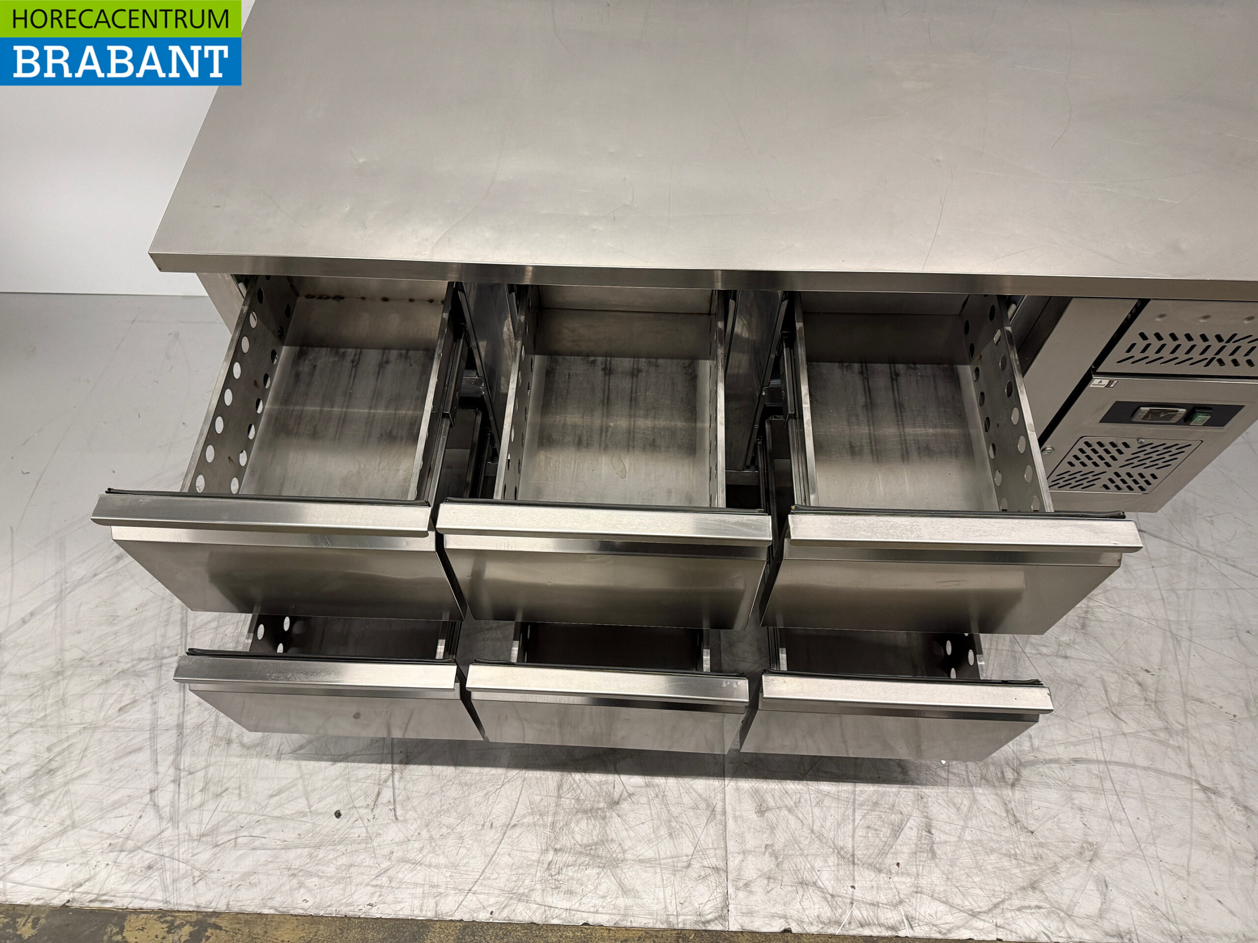 Établi réfrigéré Maxxfrost en acier inoxydable 6 tiroirs 179,5 cm 230V Horeca – Image 4