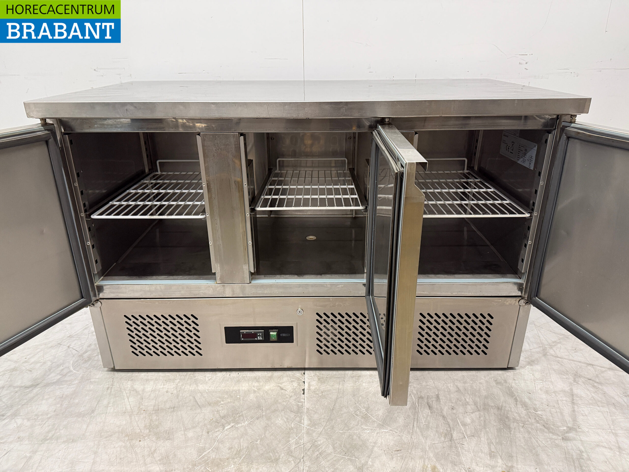 Établi réfrigéré en acier inoxydable 3 portes 137 cm 230V Horeca – Image 4