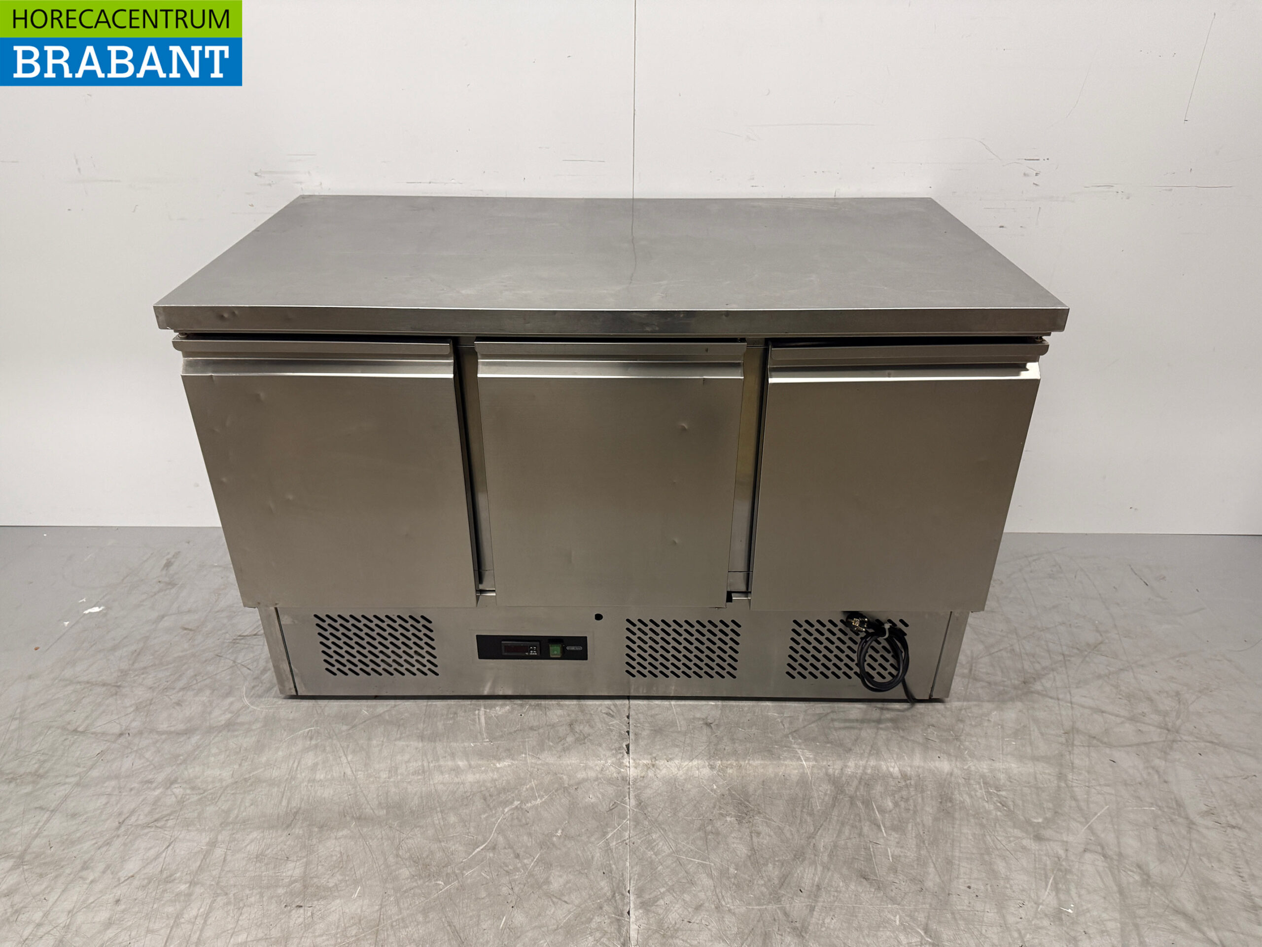 Établi réfrigéré Maxxfrost en acier inoxydable 3 portes 137 cm 230V Horeca