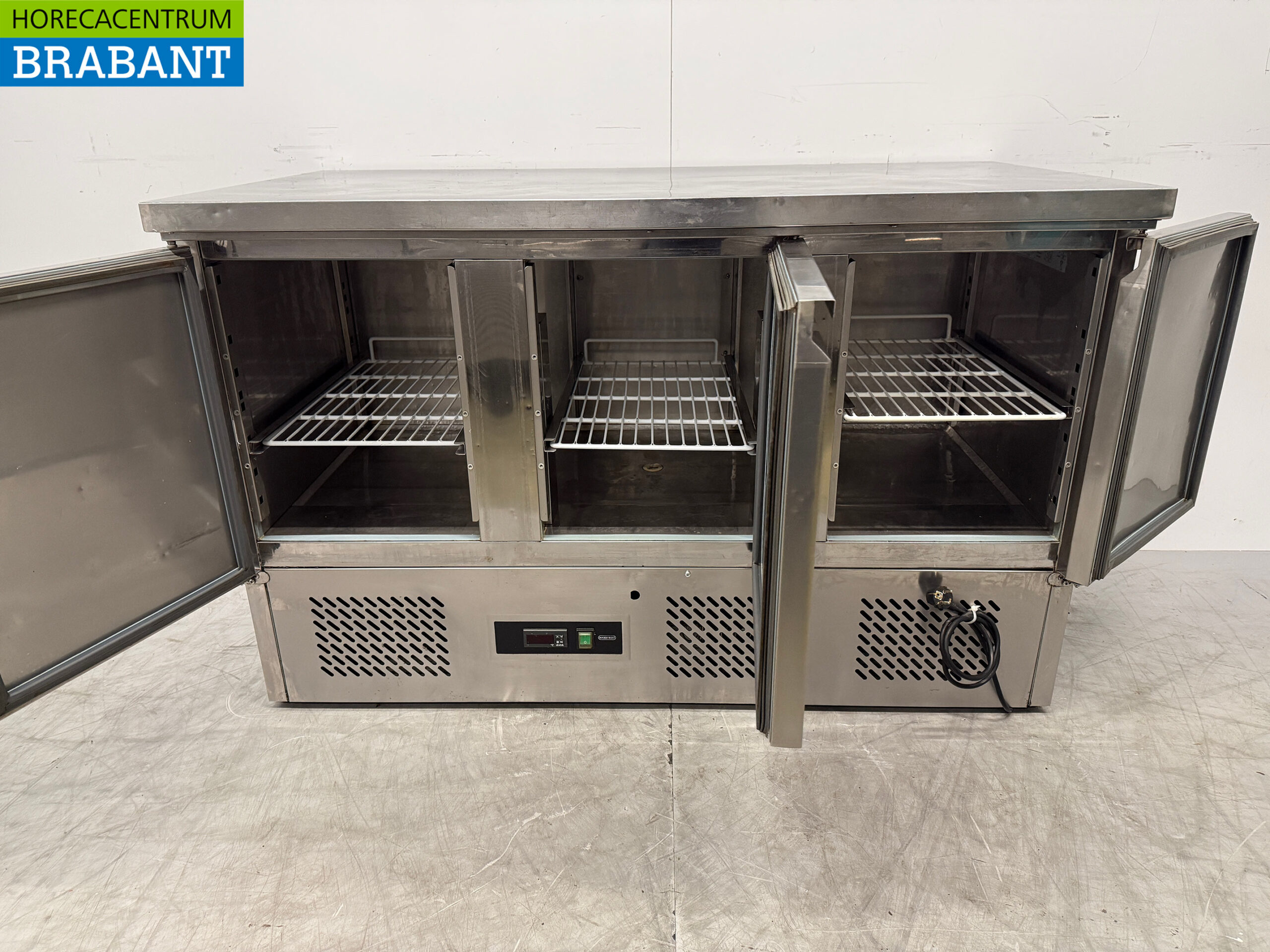 Établi réfrigéré Maxxfrost en acier inoxydable 3 portes 137 cm 230V Horeca – Image 4