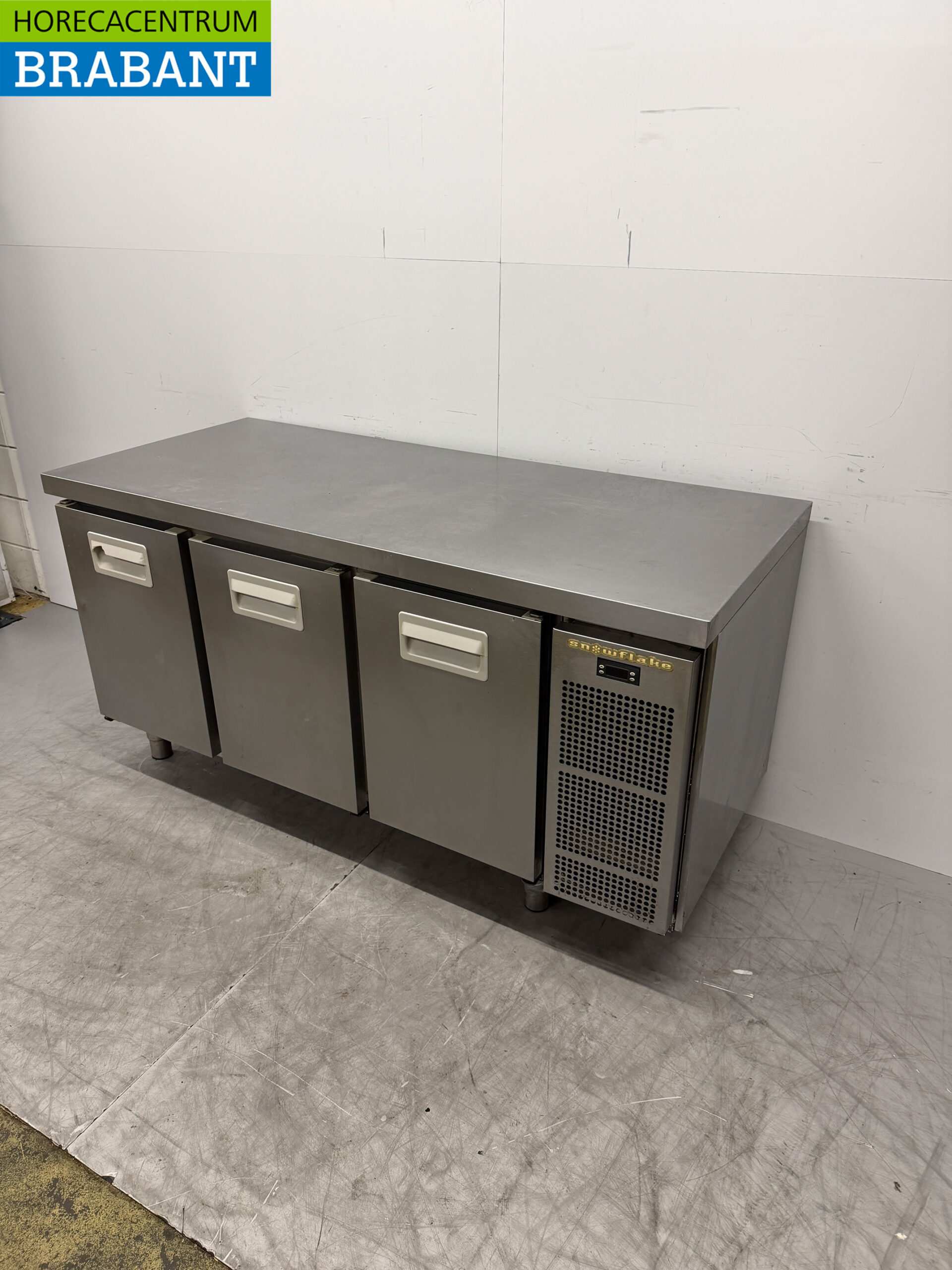 Établi réfrigéré en acier inoxydable Snowflake 3 portes 163 cm 230V Horeca – Image 2