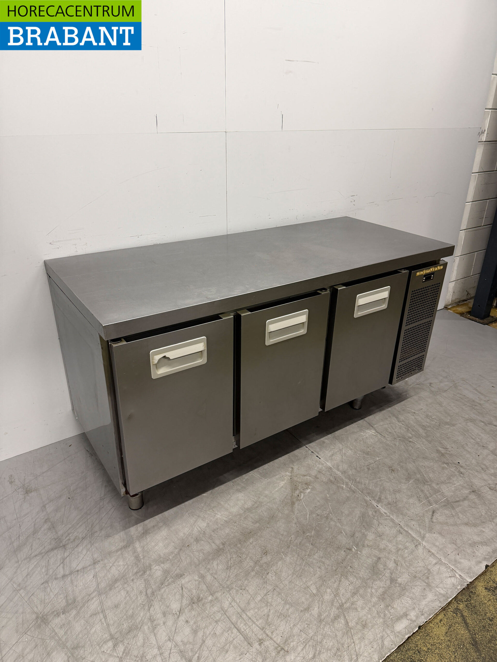 Établi réfrigéré en acier inoxydable Snowflake 3 portes 163 cm 230V Horeca – Image 3