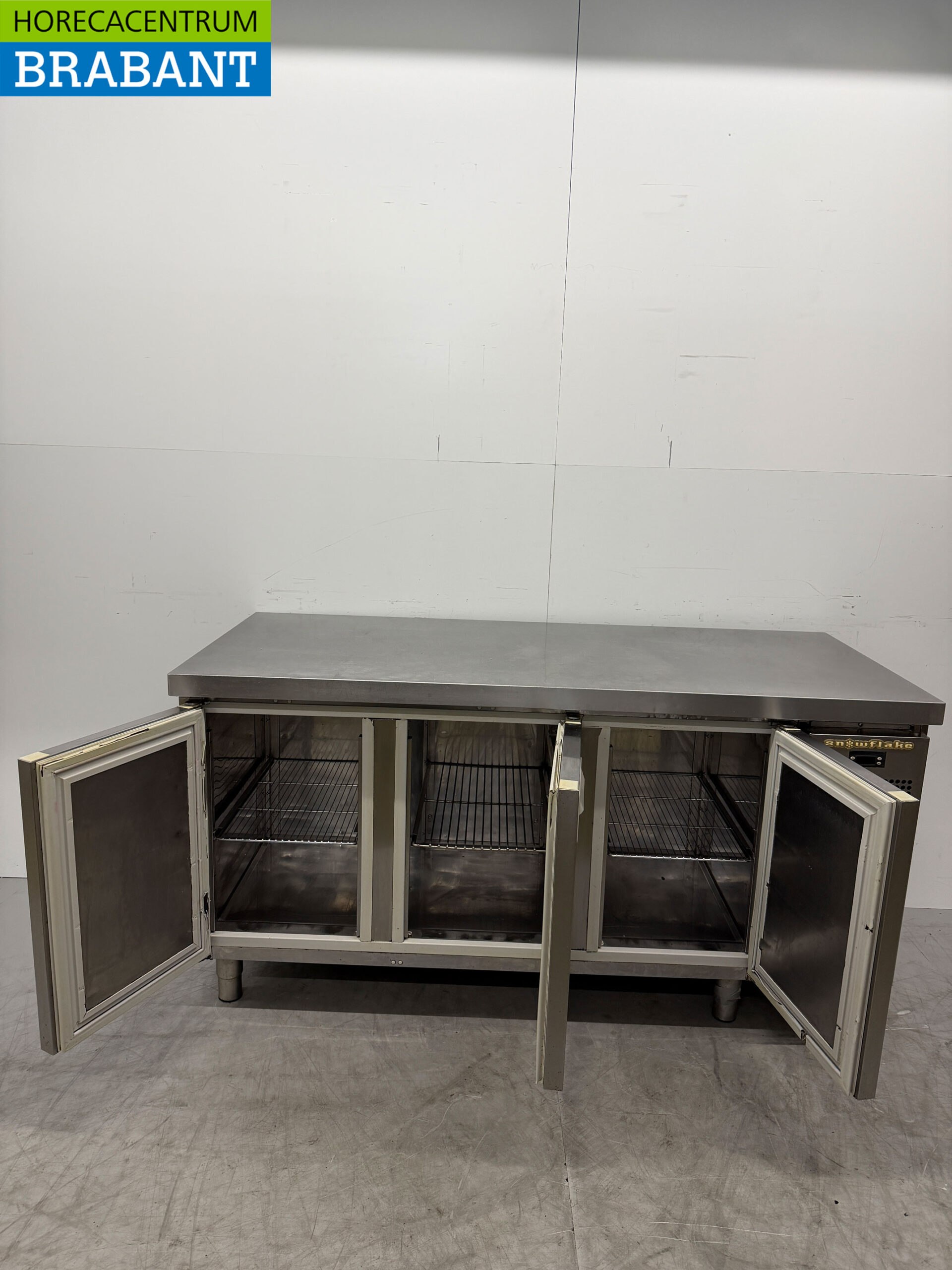 Établi réfrigéré en acier inoxydable Snowflake 3 portes 163 cm 230V Horeca – Image 4