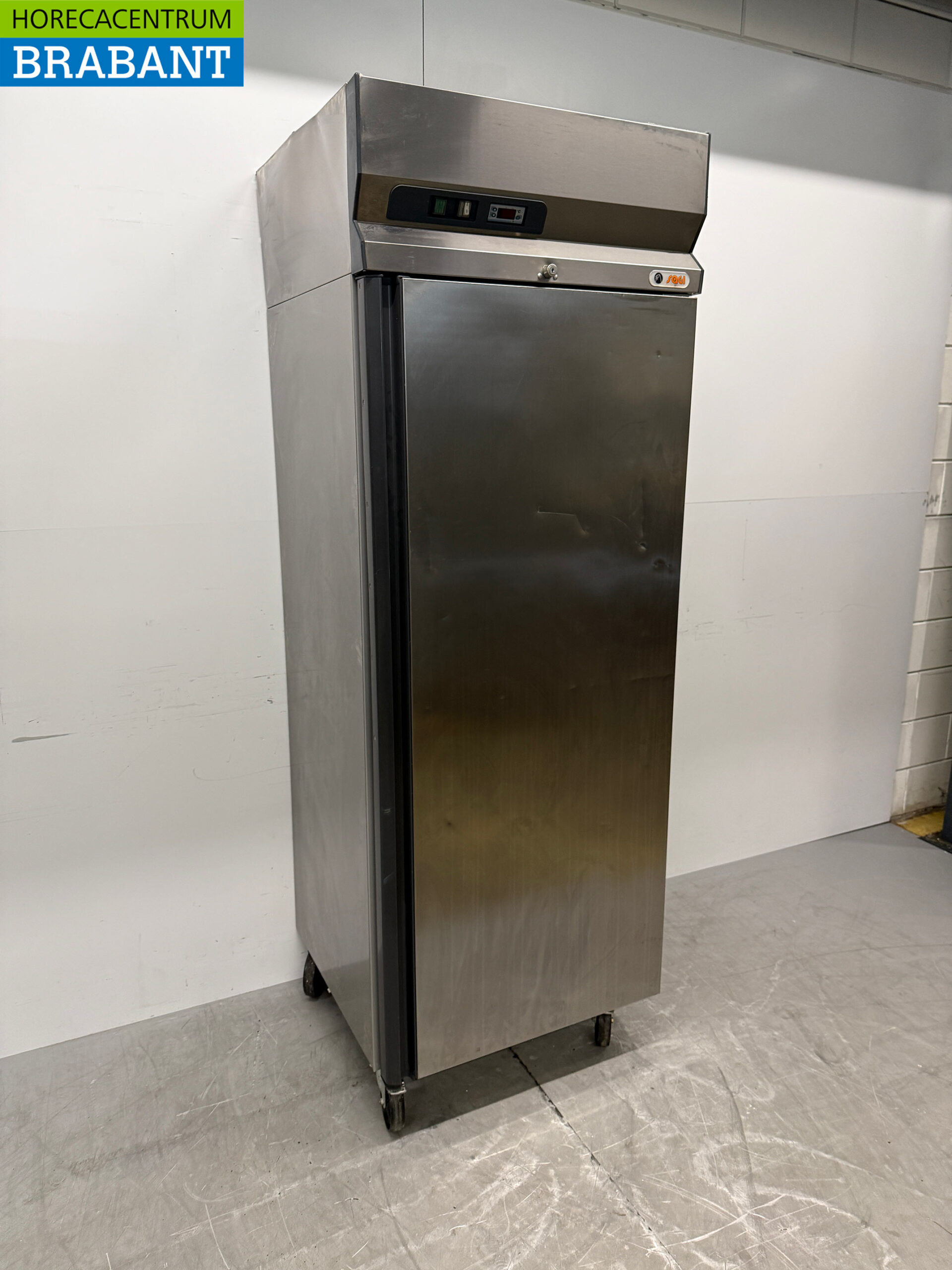 Réfrigérateur mobile Sagi en acier inoxydable 550 litres 230V Horeca – Image 3