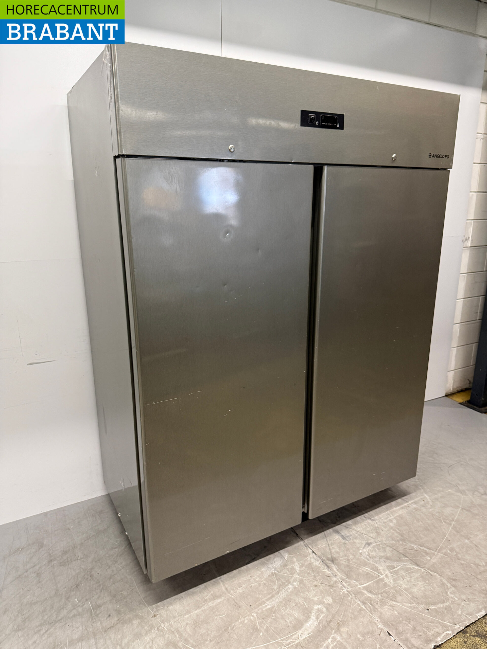 Congélateur Angelo Po à double porte, 1 400 litres, 230 V, pour la restauration – Image 3