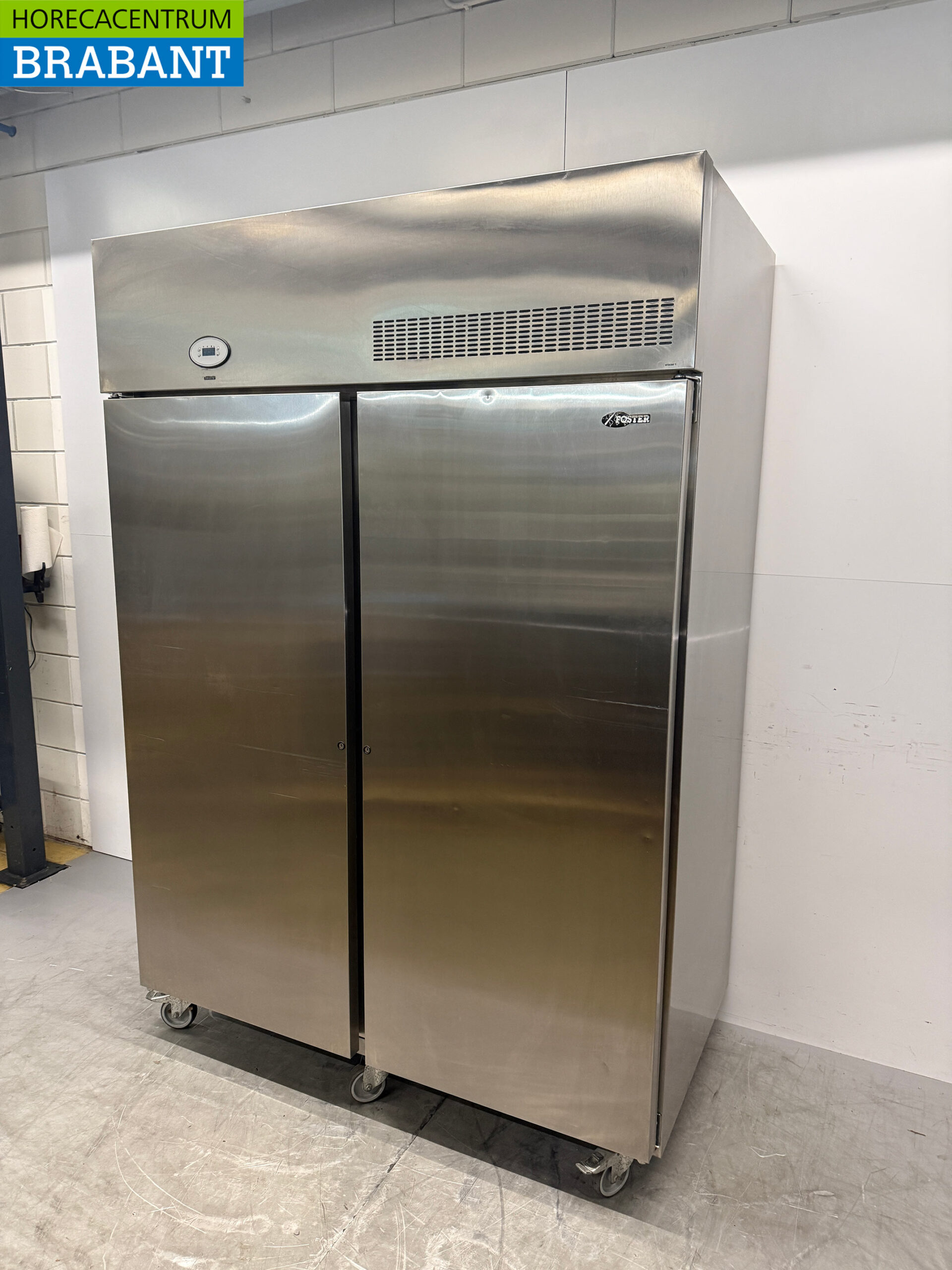 Congélateur à double porte mobile Foster en acier inoxydable, 1 350 litres, 230 V, pour la restauration – Image 2