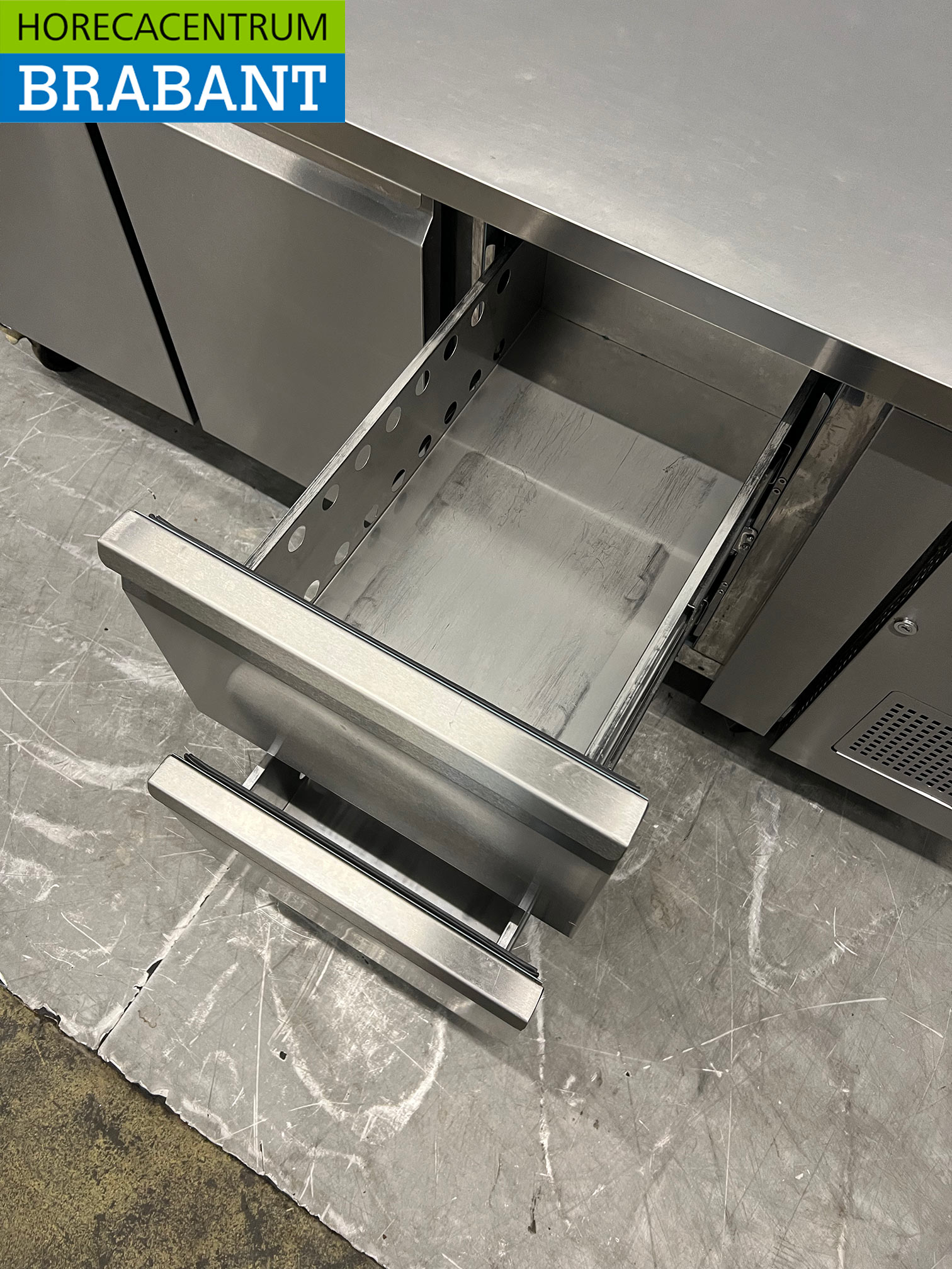 Table de travail réfrigérée mobile Polar en acier inoxydable, 2 portes et 2 tiroirs, 179,5 cm, 230 V, secteur de la restauration – Image 5