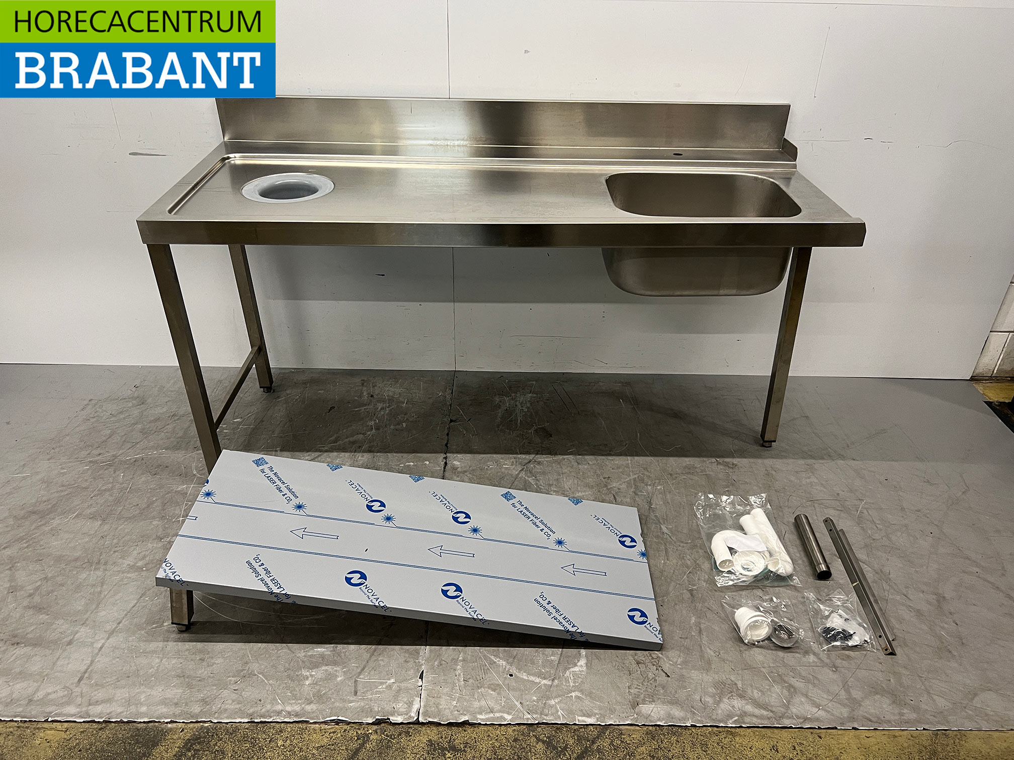 Table d'alimentation en acier inoxydable avec piètement, destinée à un lave-vaisselle à avancement continu de 180 cm, secteur de la restauration