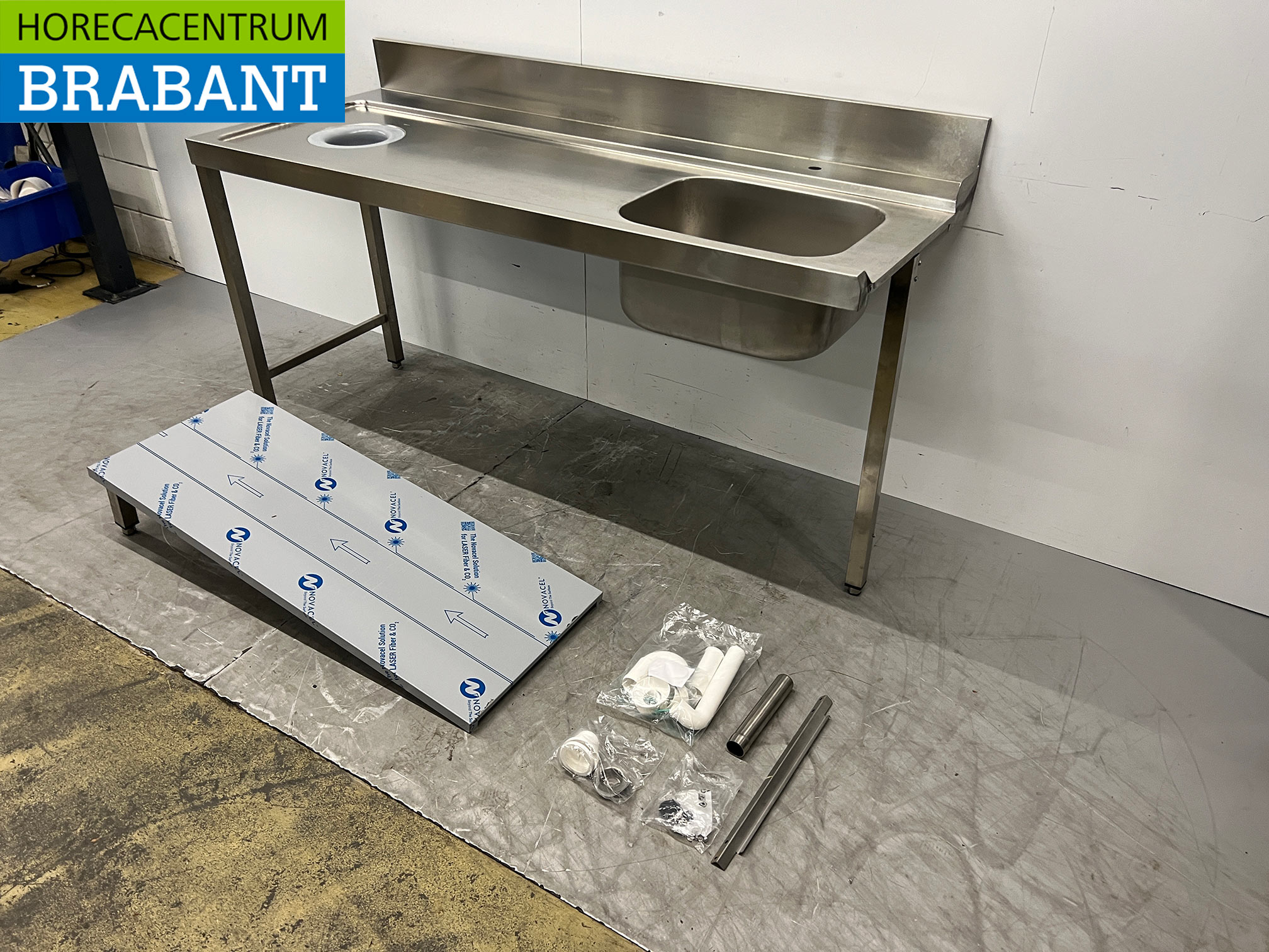 Table d'alimentation en acier inoxydable avec piètement, destinée à un lave-vaisselle à avancement continu de 180 cm, secteur de la restauration – Image 2