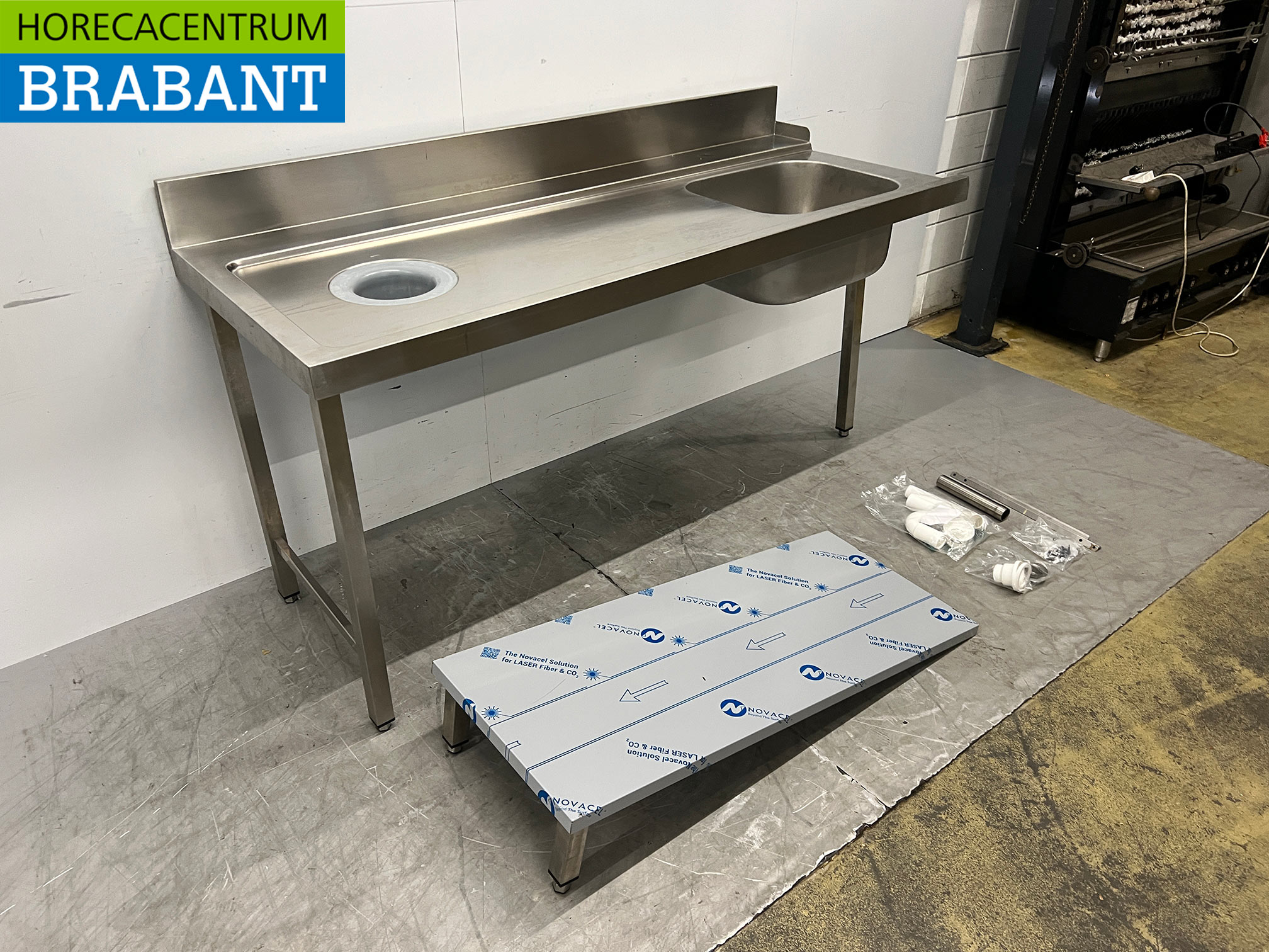 Table d'alimentation en acier inoxydable avec piètement, destinée à un lave-vaisselle à avancement continu de 180 cm, secteur de la restauration – Image 3
